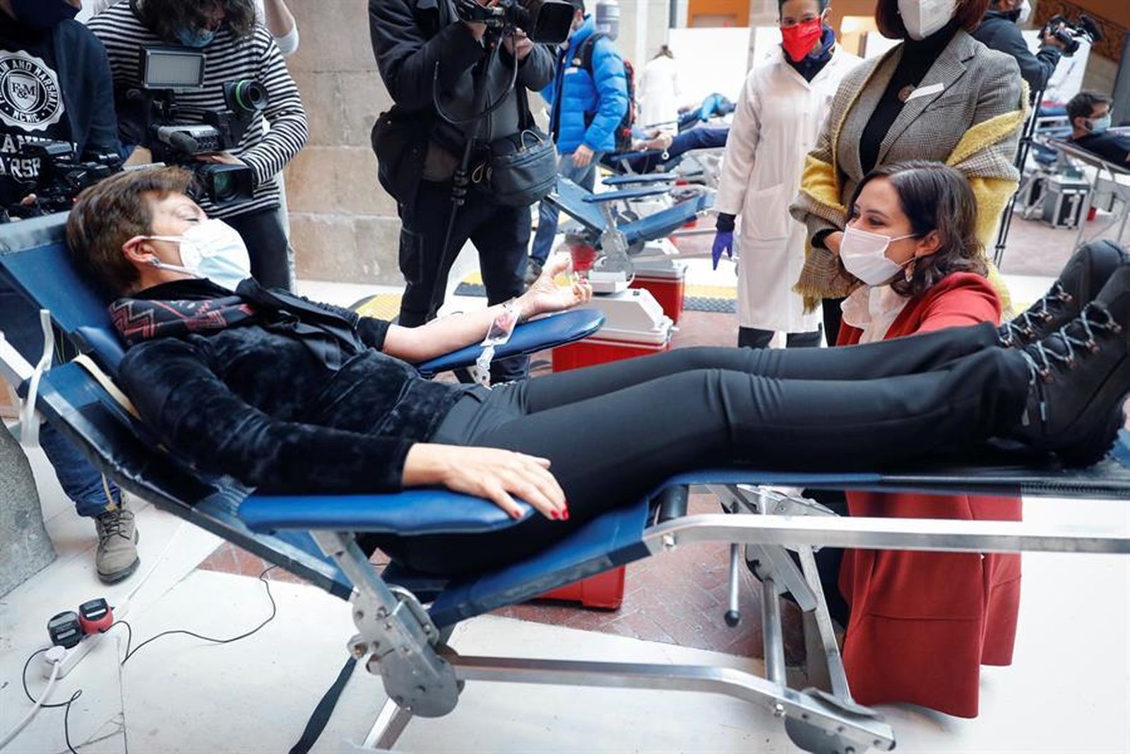 Isabel Díaz Ayuso recibe a los donantes en la Casa de Correos: "Tenemos que llegar a las 3.000 donaciones"