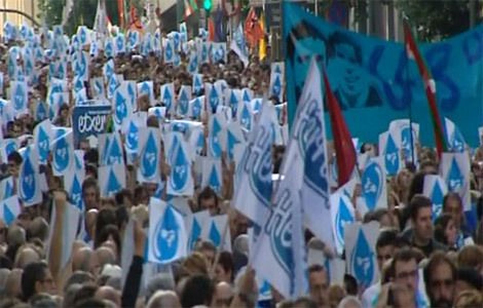 Miles de personas, entre ellos los 18 detenidos  de Herrira, se manifiestan en Bilbao