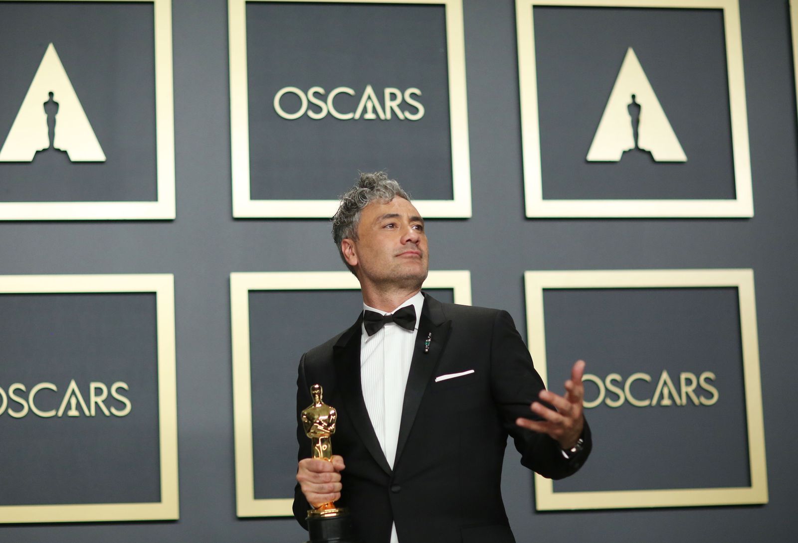 Taika Waititi posa con el Oscar a Mejor Guión Adaptado por Jojo Rabbit