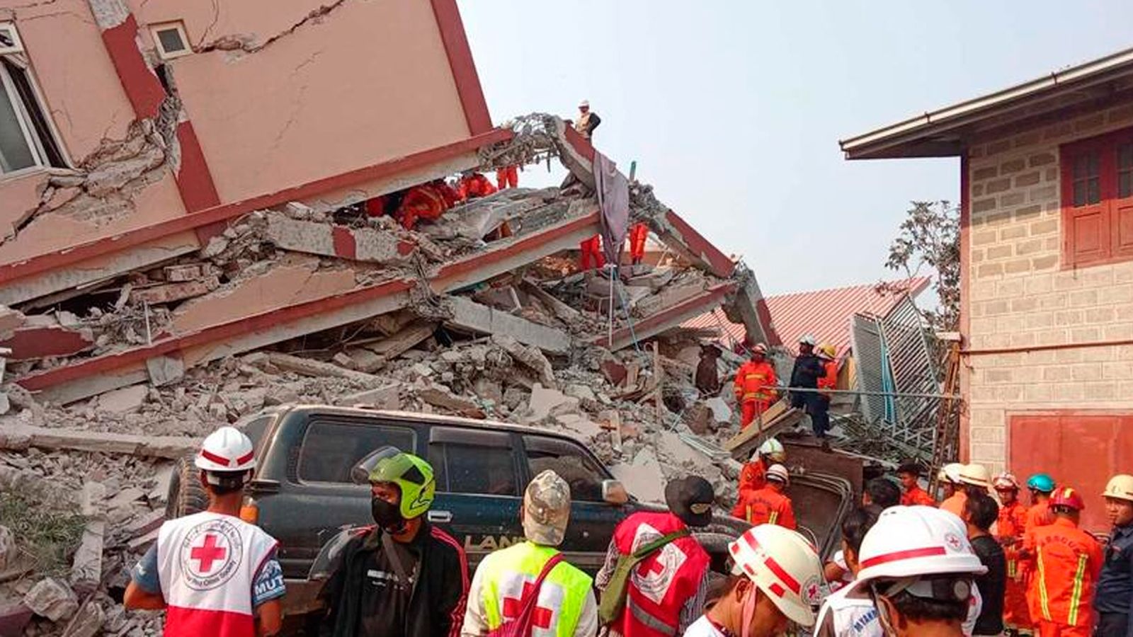 Miembros de la Cruz Roja en las tareas de ayuda por el terremoto de Birmania y Tailandia