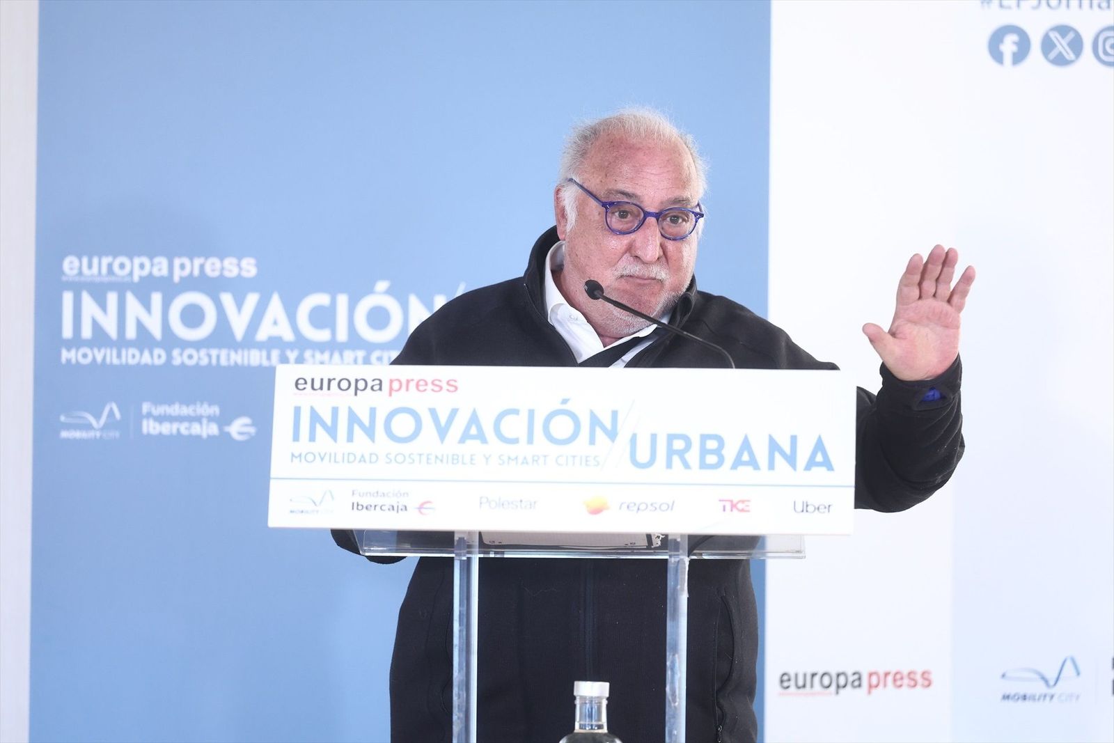 La DGT avisa: no usar la baliza V-16 sí conlleva denuncia y multa