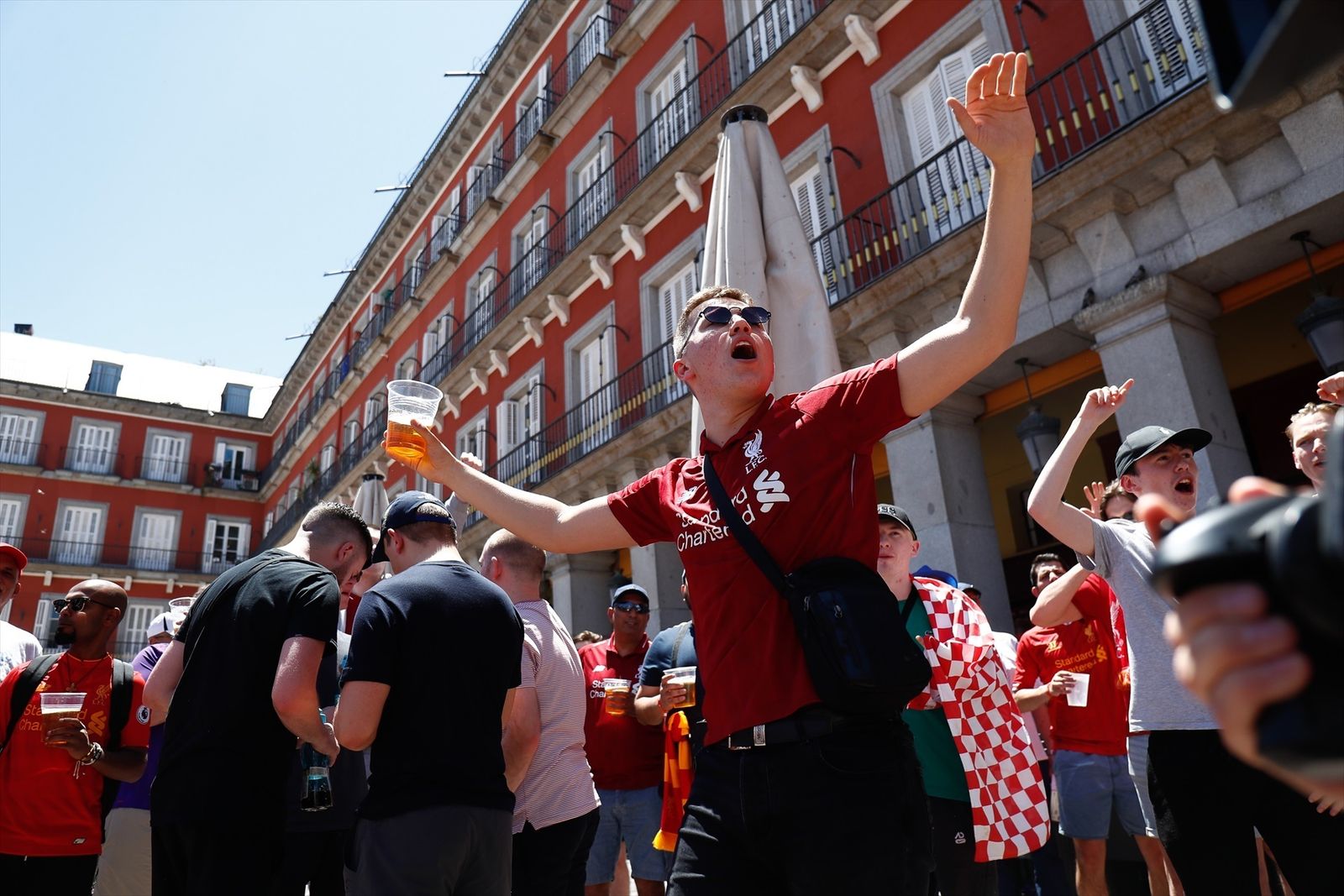 Aficionados del Liverpool y del Tottenham en la Plaza Mayor de Madrid en la víspera de la final de la Liga de Campeones
