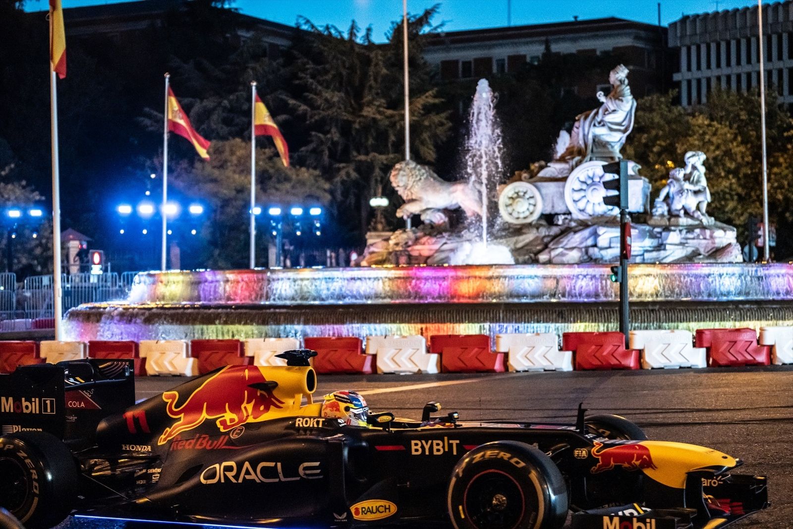 El piloto de F1 Checo Pérez con un bólido de Red Bull durante una exhibición de F1 en el centro de Madrid