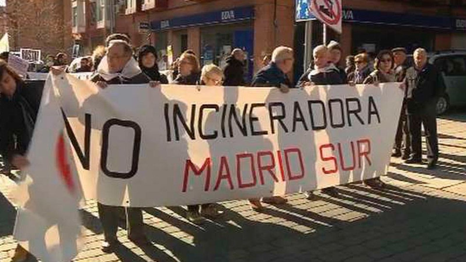 Miles de personas exigen el cierre de la incineradora de Valdemingómez en Vallecas
