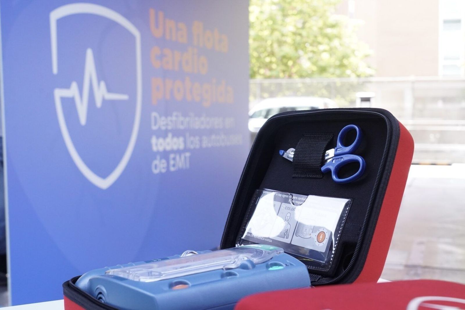 Todos los autobuses de la EMT llevarán desfibriladores para "salvar vidas" tanto dentro como fuera de los vehículos