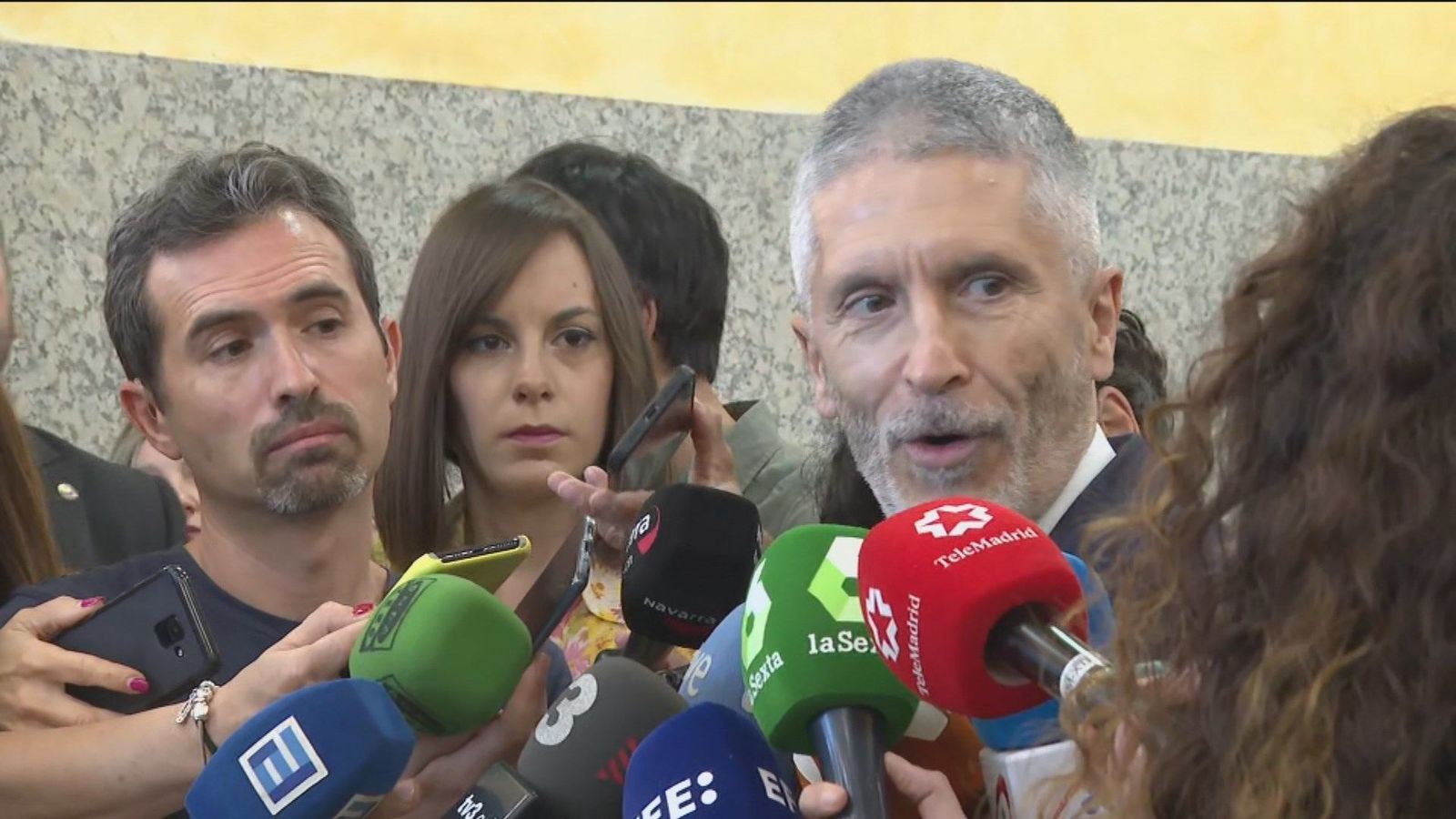 Siguen las colas en los aeropuertos aunque Marlaska las niega y dice que “hablar de caos es desproporcionado"