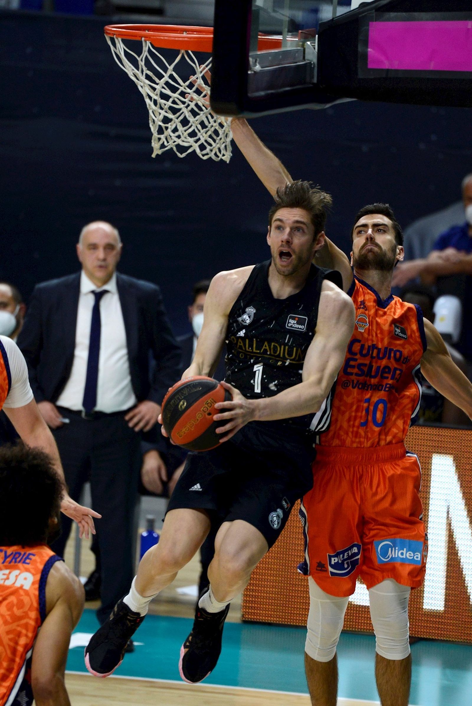 Causseur ante el Valencia Basket