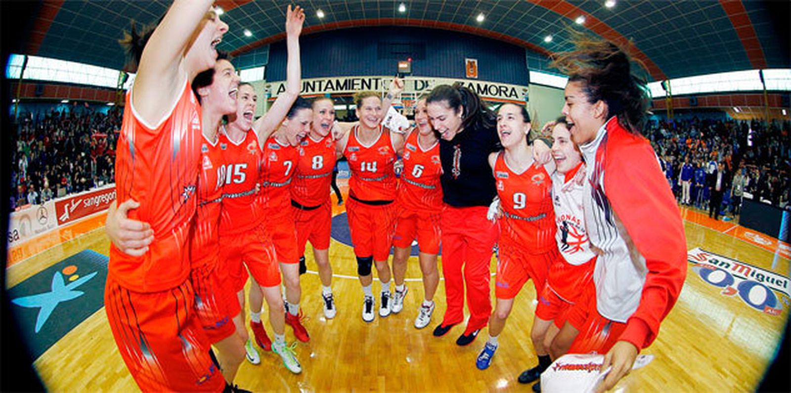 Las jugadoras del Rivas Ecópolis, tras la victoria en la Copa de la Reina 2013 ante el Perfumerías Avenida
