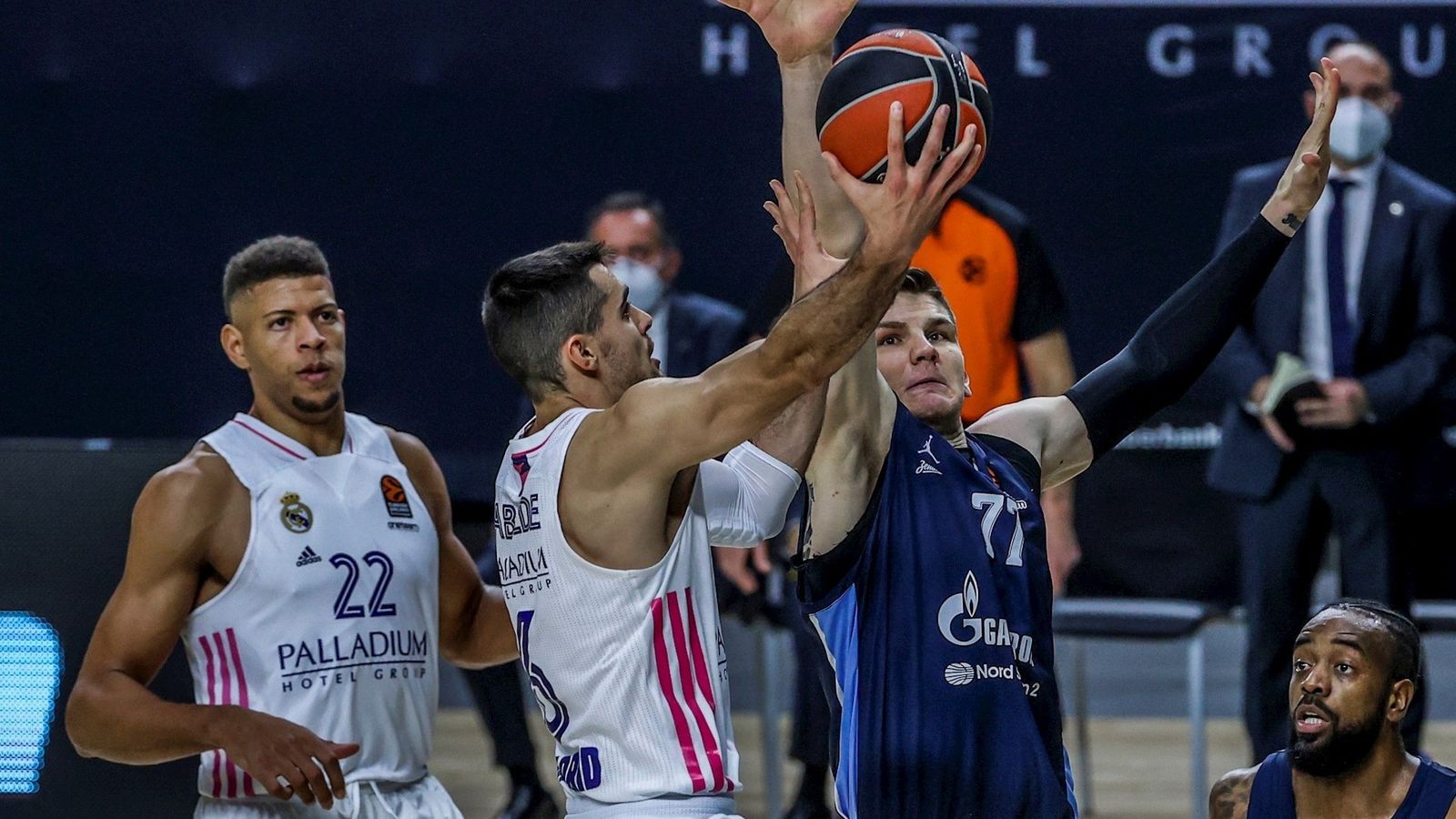 Alberto Abalde ante el Zenit