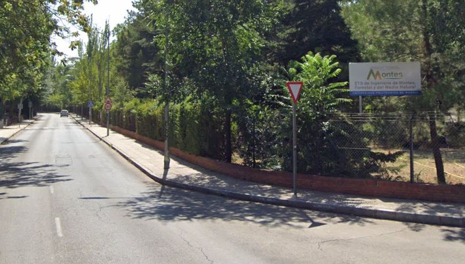La actual Avenida de las Moreras con la entrada a la Escuela de Ingenieros de Montes