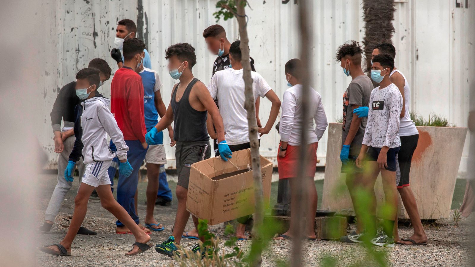 Varios menores en el interior del albergue de Piniers, en Ceuta