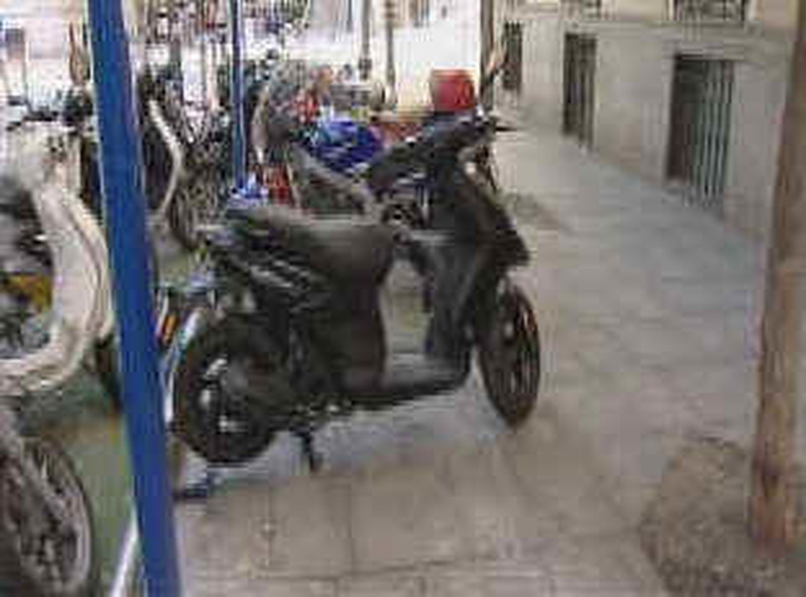 Crece el uso de motos en las ciudades y algunas aceras se trasforman en auténticos parkings