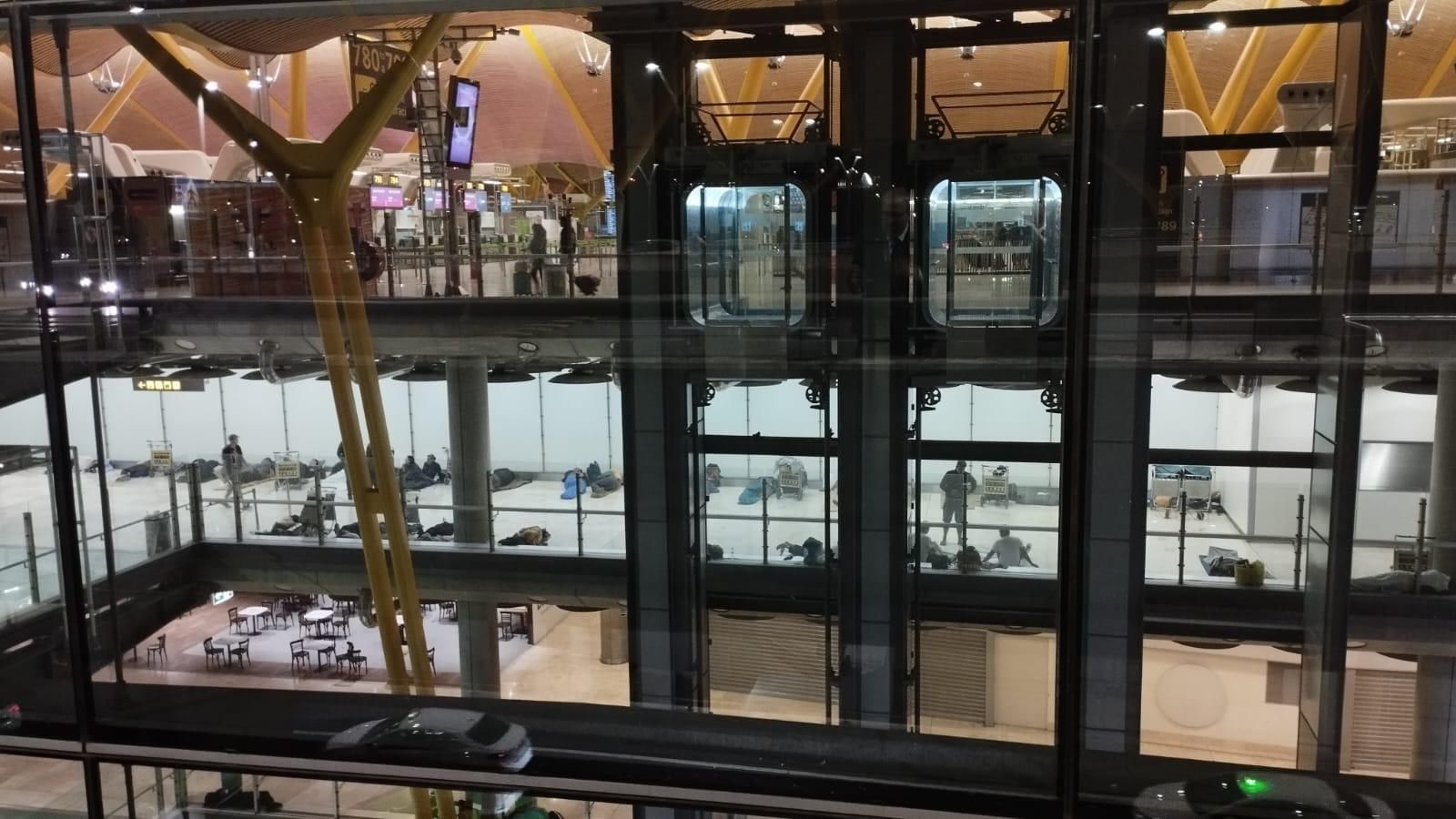 Aena 'oculta' a las cerca de 500 personas sin hogar que viven en Barajas en la planta -1 del aeropuerto