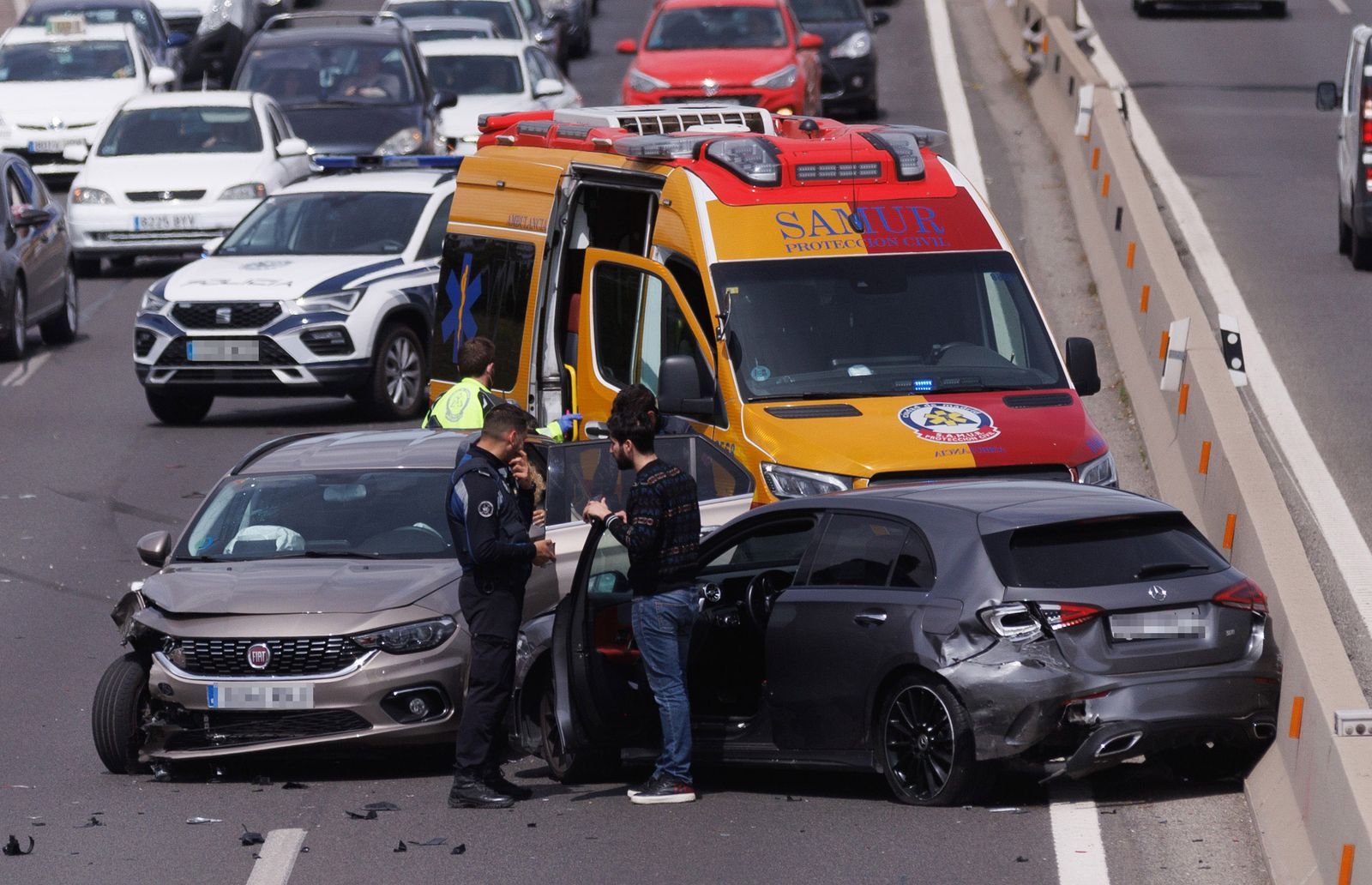 El SAMUR atiende un accidente de tráfico