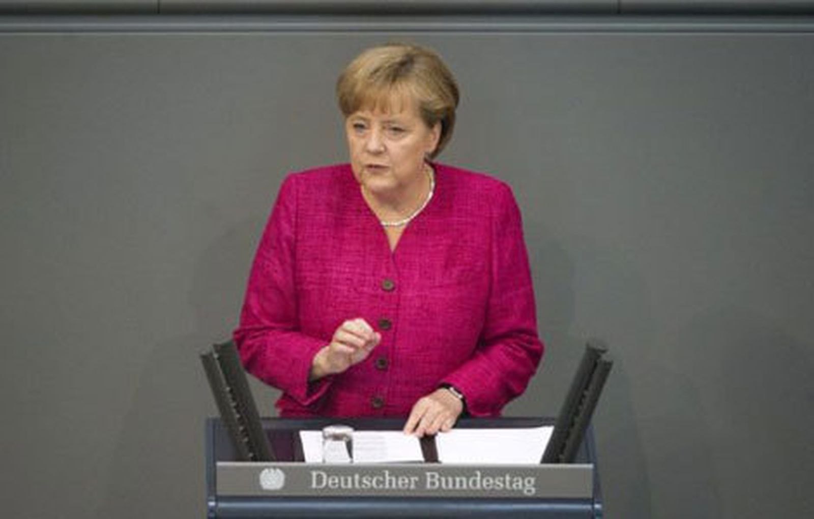 Merkel defiende su gestión de la crisis de la E.coli