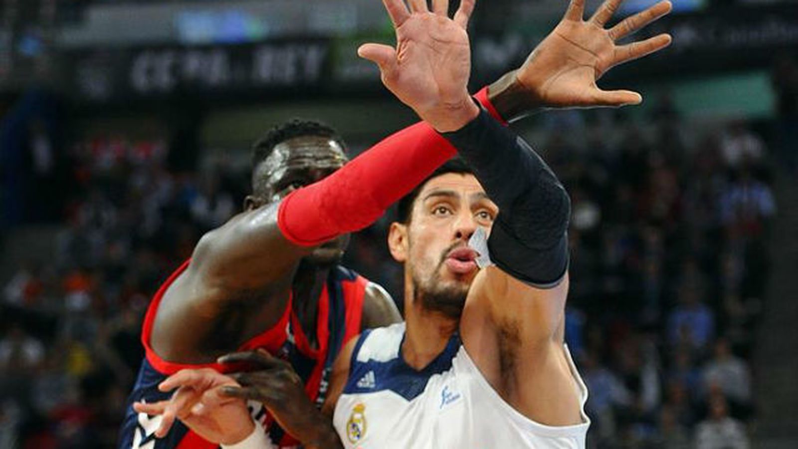 Ayón ante el Baskonia