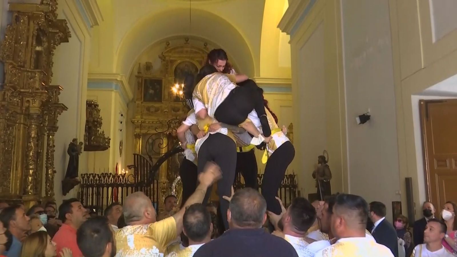 Castillos humanos andantes en honor a la Virgen de la Poveda en Villa del Prado