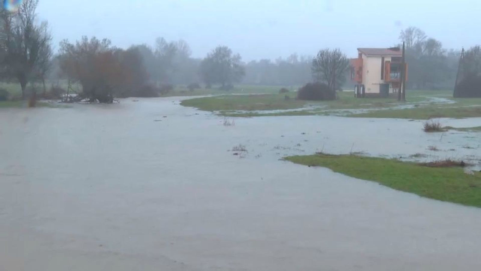 El río Lozoya se desborda y provoca inundaciones en los municipios de la sierra