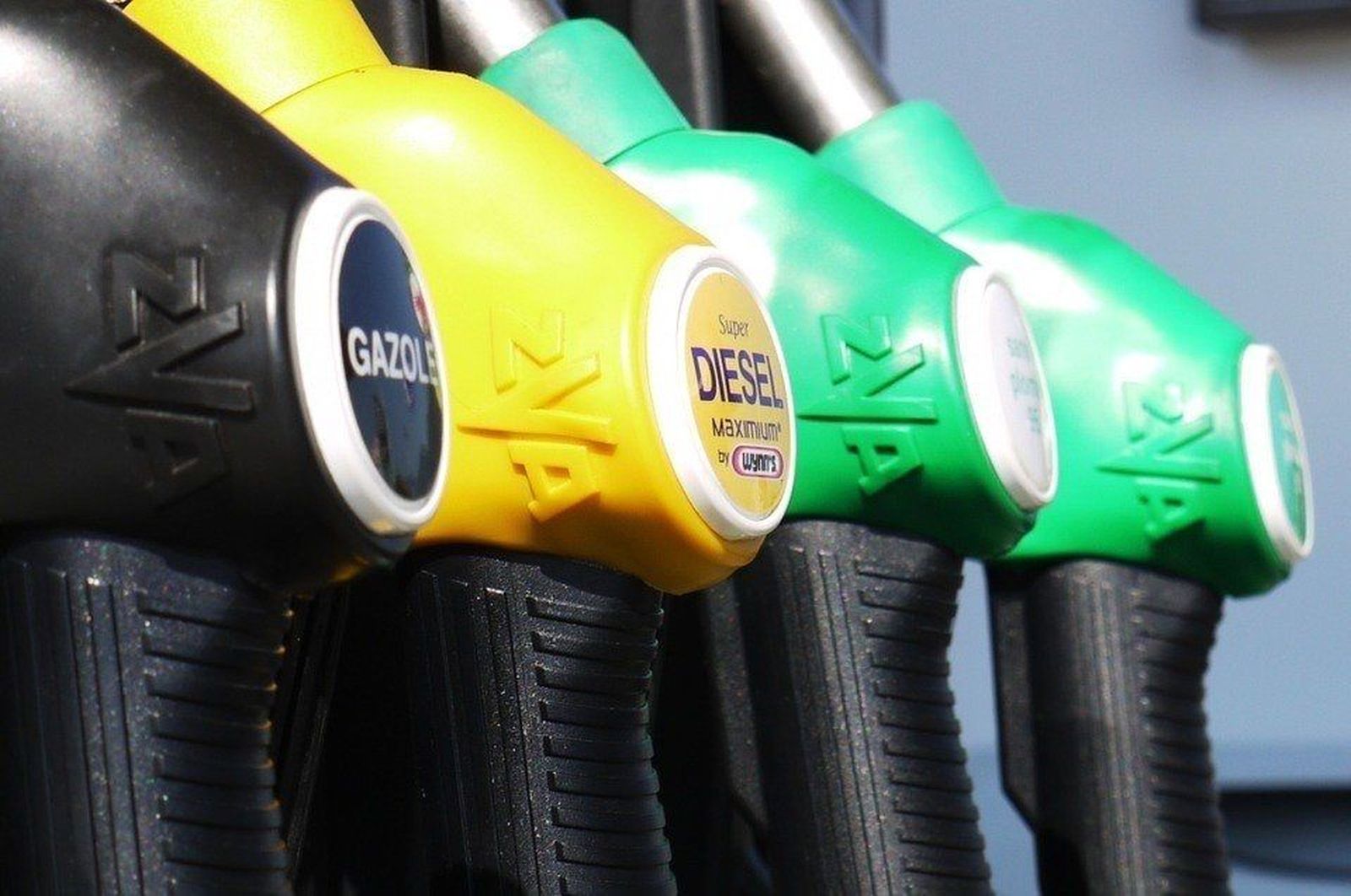 El Gobierno elimina el descuento del 20 céntimos por litro a los combustibles y la mantiene sólo para profesionales