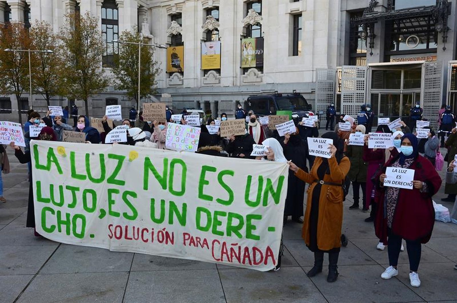Vecinos de la Cañada Real protestan ante el Ayuntamiento en Madrid