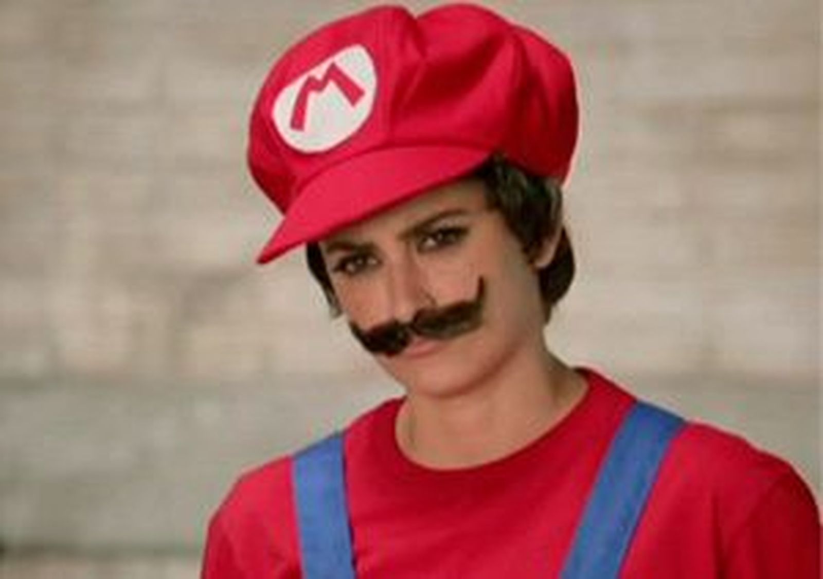 Penélope Cruz se deja crecer el bigote para convertirse en Mario Bross