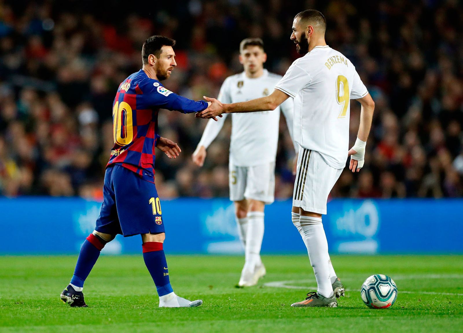 Messi y Benzemá se saludan momentos antes del pitido inicial en El Clásico