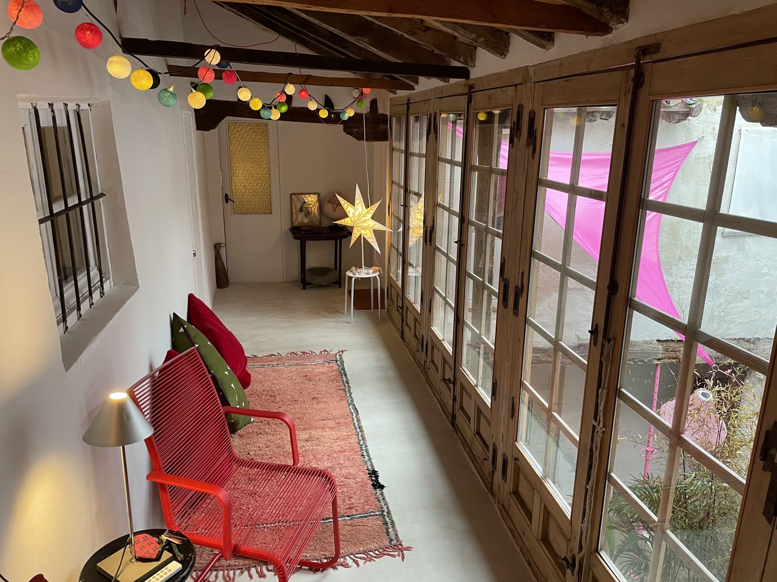 Esta es la maravillosa galería que tiene esta casa de Chinchón. A sus dueños les gusta mucho el color... sobre todo, el rosa.