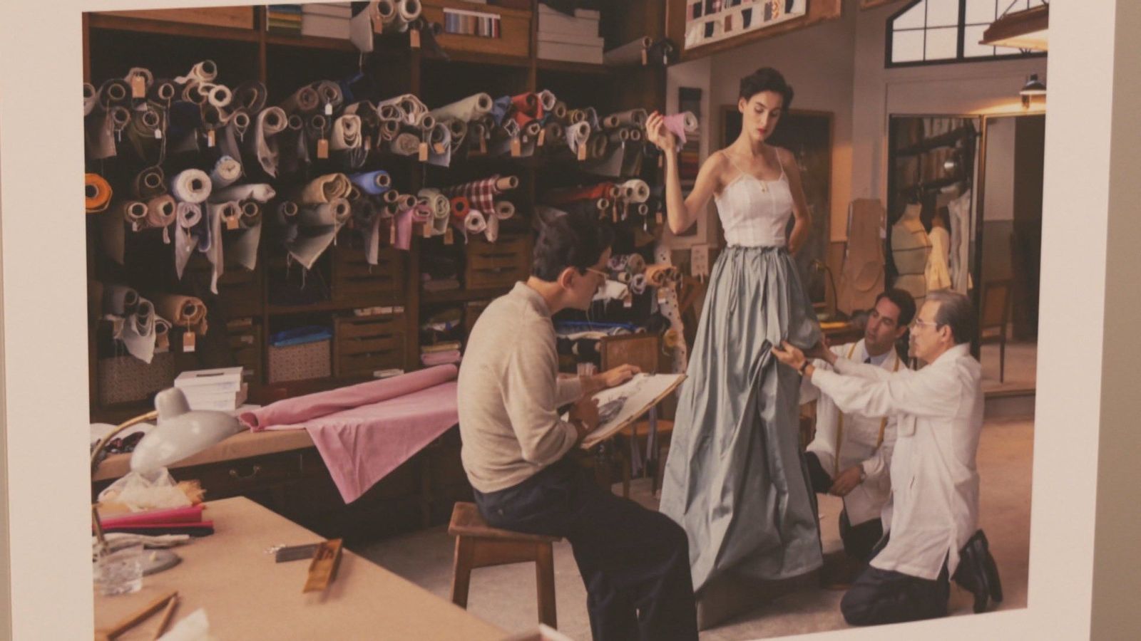 Conocemos el armario que se usó en la serie ‘Cristóbal Balenciaga’ en una exposición de la Universidad Villanueva