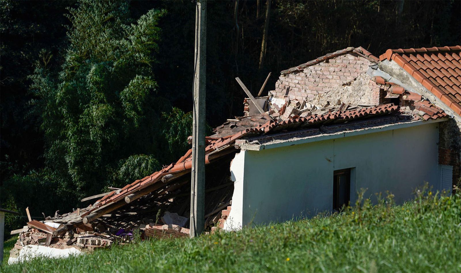 Doce heridos al derrumbarse el techo de una casa en en la localidad de Bravon (Asturias)