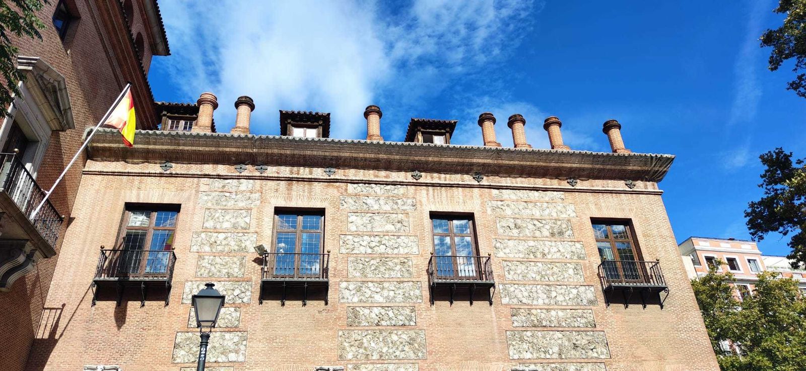 La Casa de las siete chimeneas, Plaza del Rey