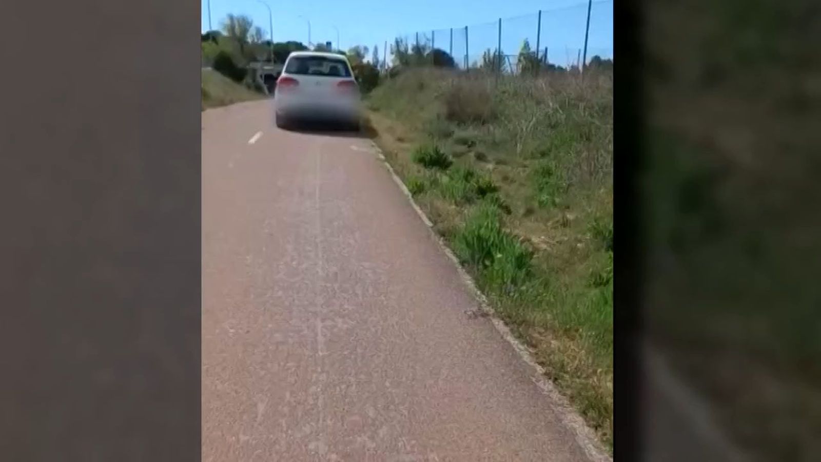 Un coche en el carril bici de Tres Cantos