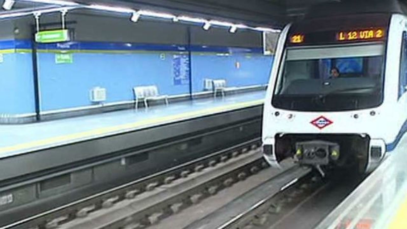 Una persona ciega se salva de ser arrollado por un tren de la vía en Metrosur