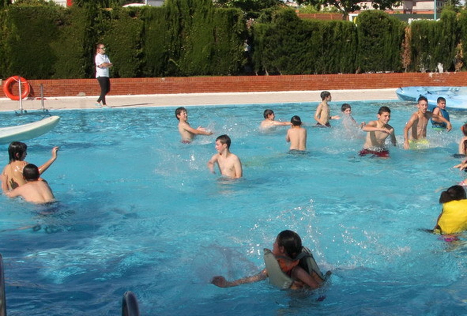 Bañistas en una piscina municipal de Getafe