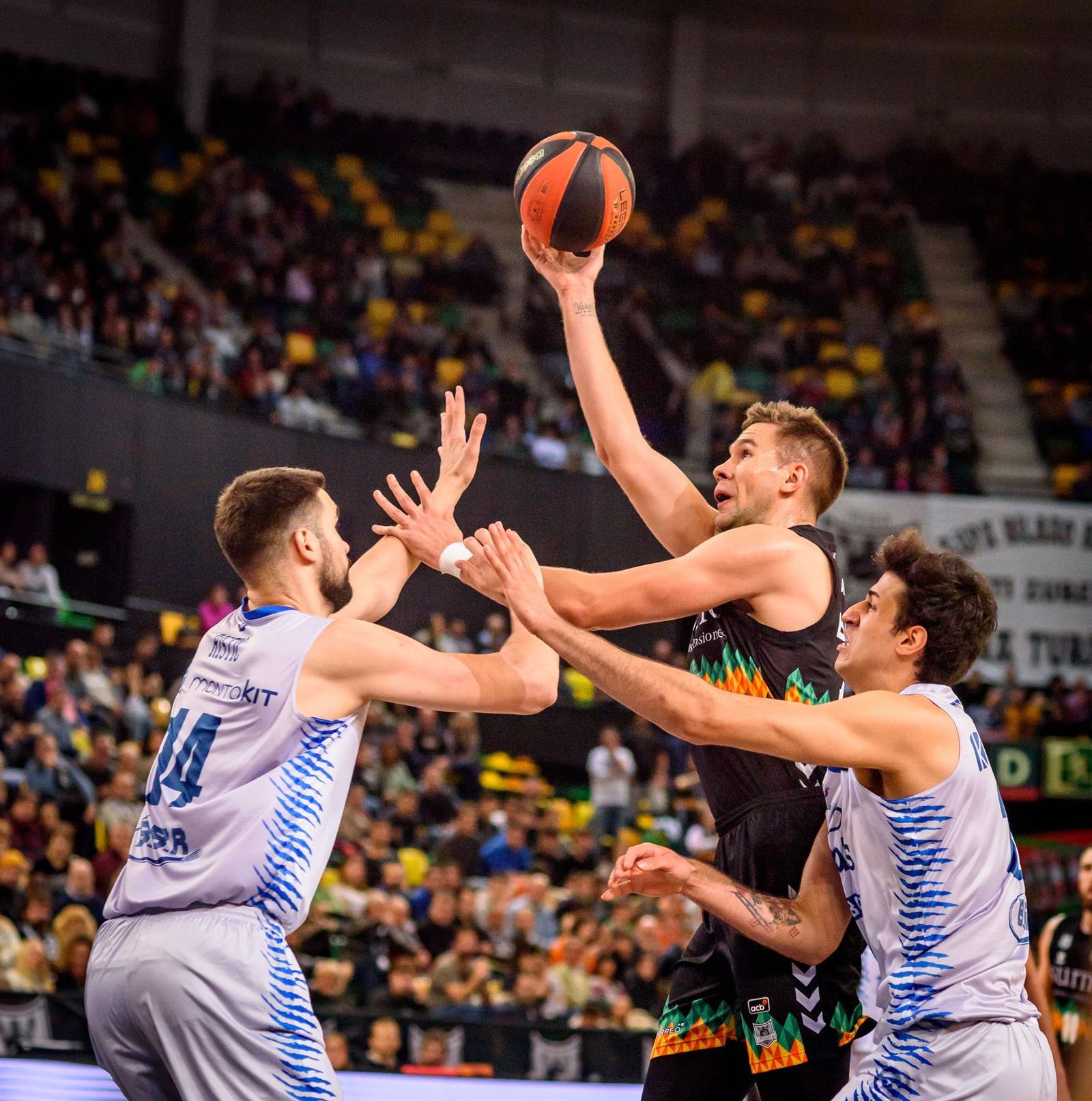 El jugador del Bilbao Basket Sulejmanov intenta anotar ante la oposición de los jugadores del Fuenlabrada Ristic y Fernández