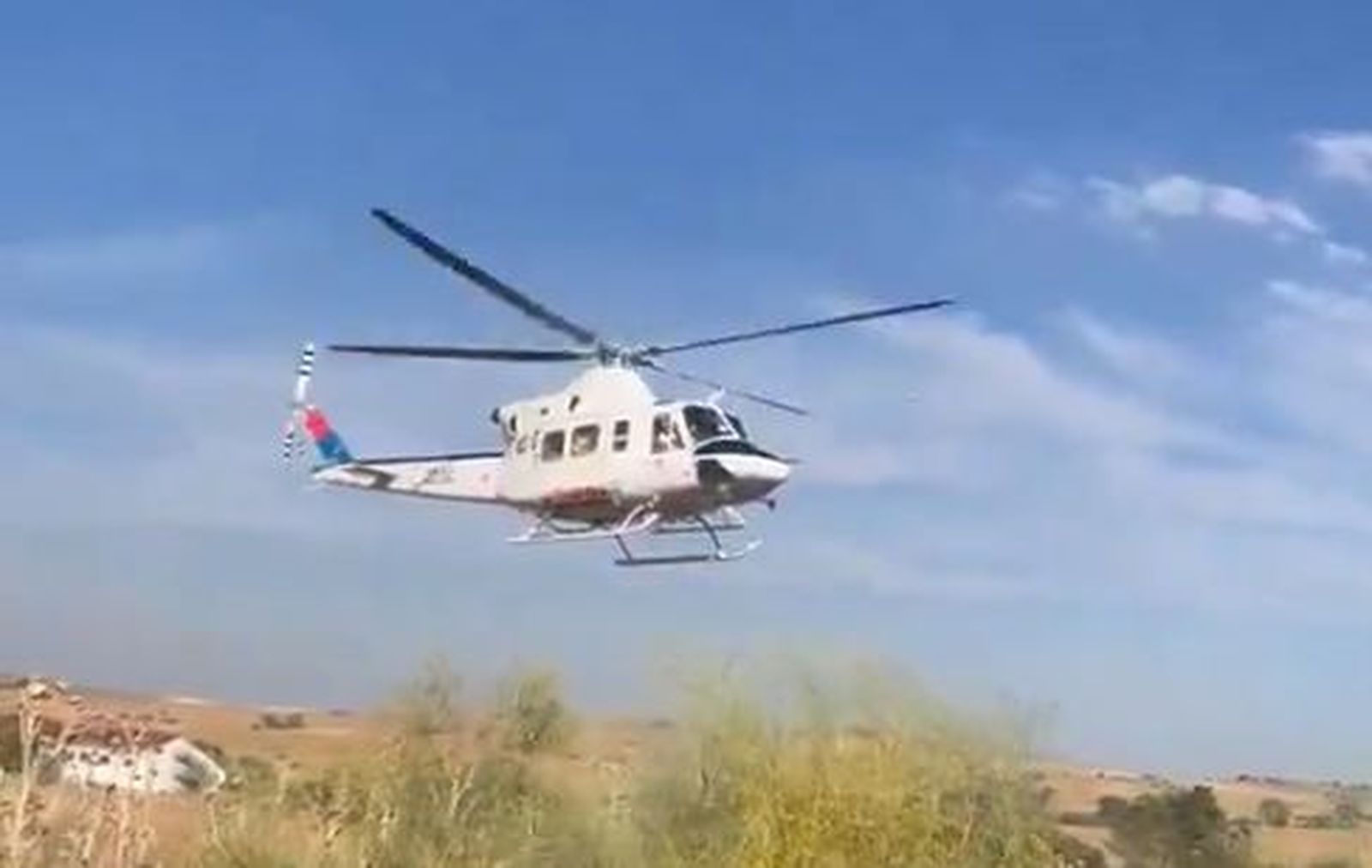 Bomberos forestales extinguen un incendio que amenazaba el deposito de agua de Alalpardo