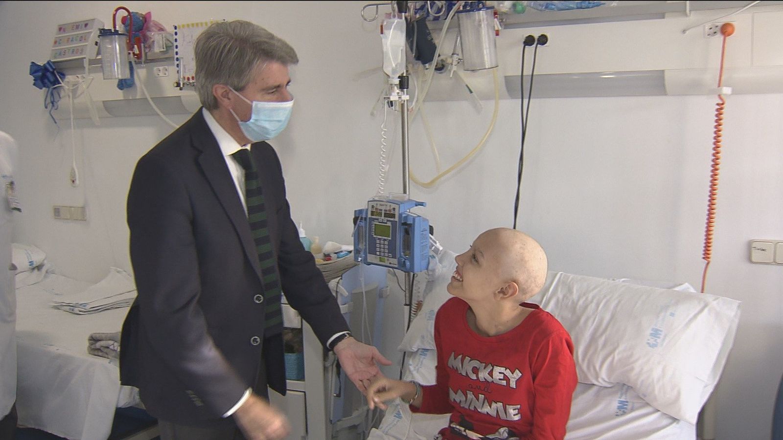 Ángel Garrido felicita la Navidad a los niños ingresados y a los servicios de emergencia