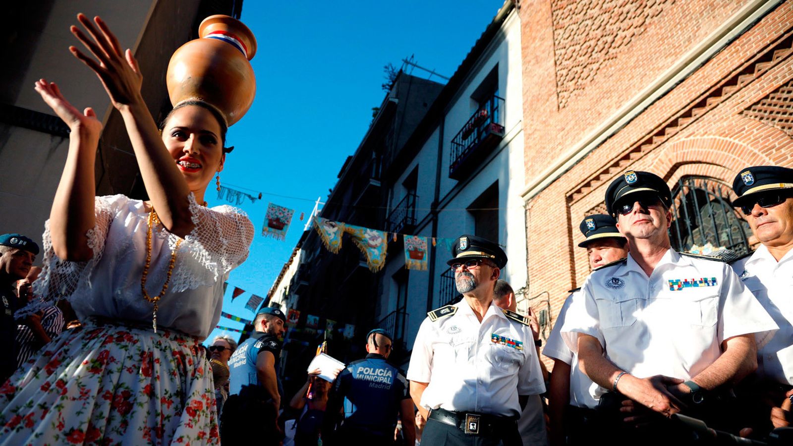 Agentes de la Policía Municipal de Madrid participan en la procesión de La Paloma