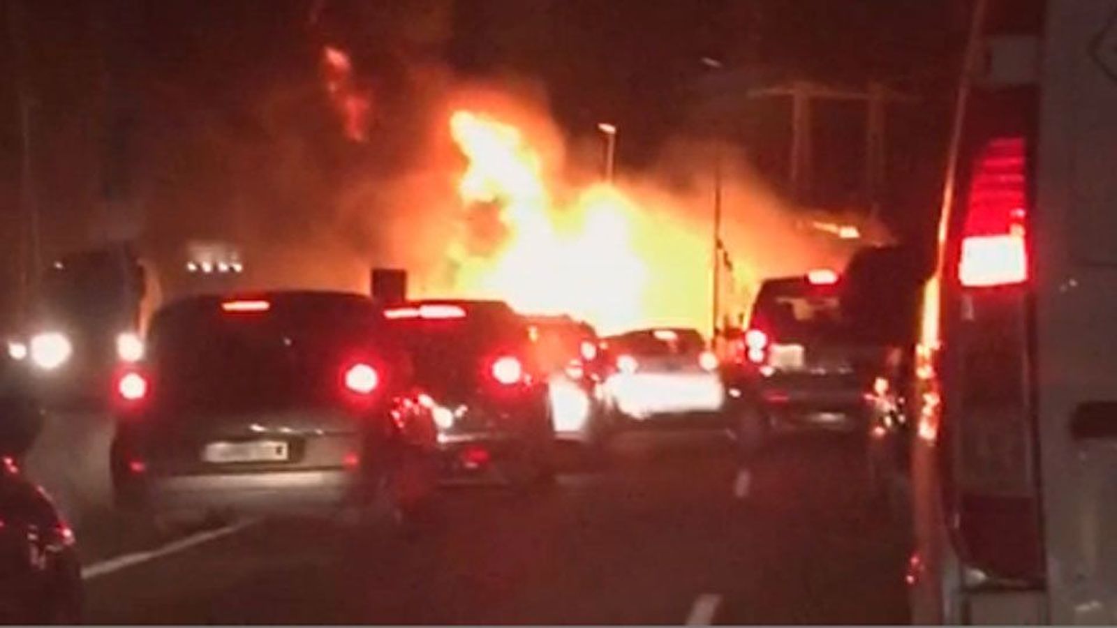Arde un camión en la M-50 y provoca un monumental atasco