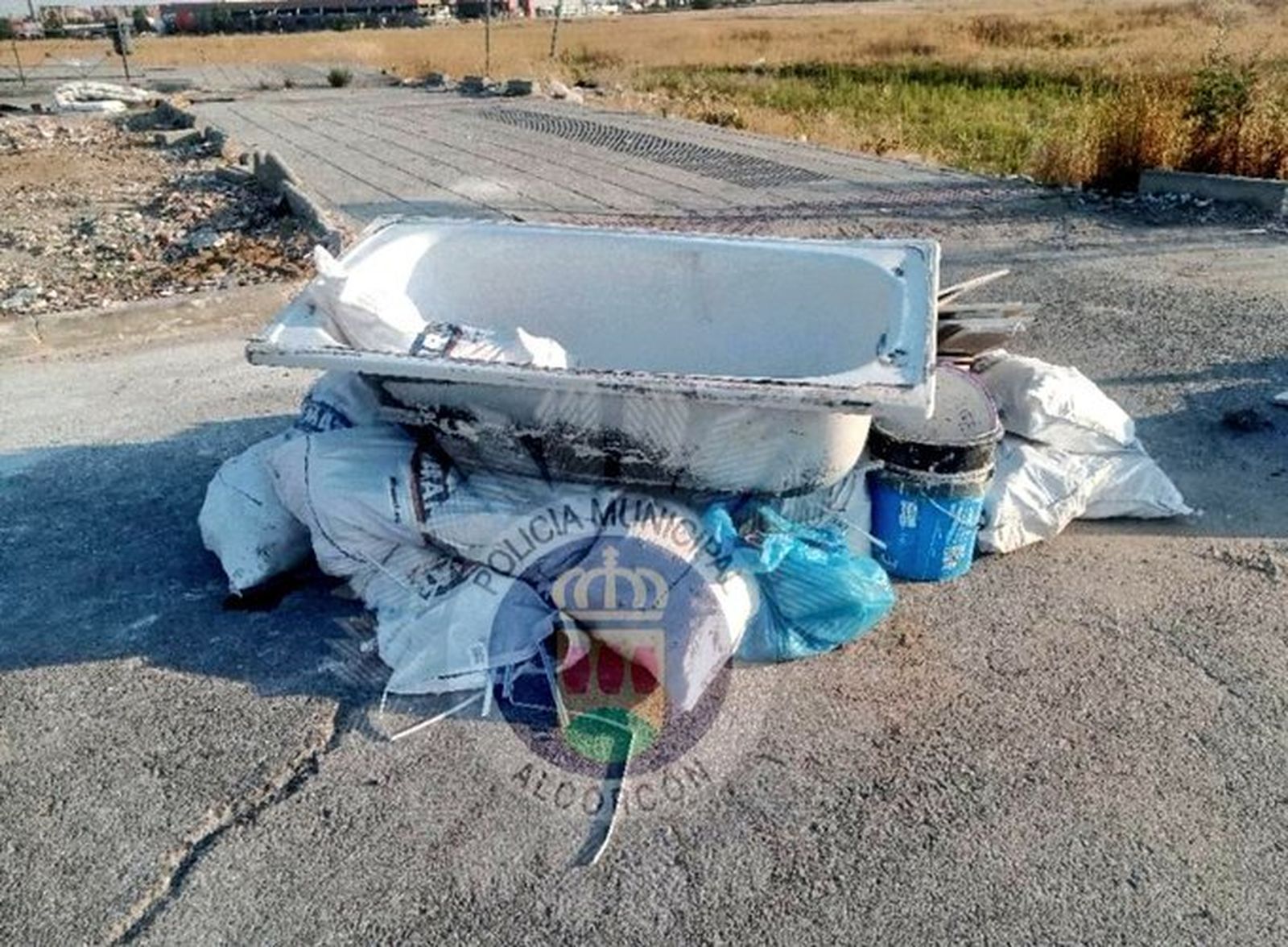 Bañera con vertidos ilegales en Alcorcón