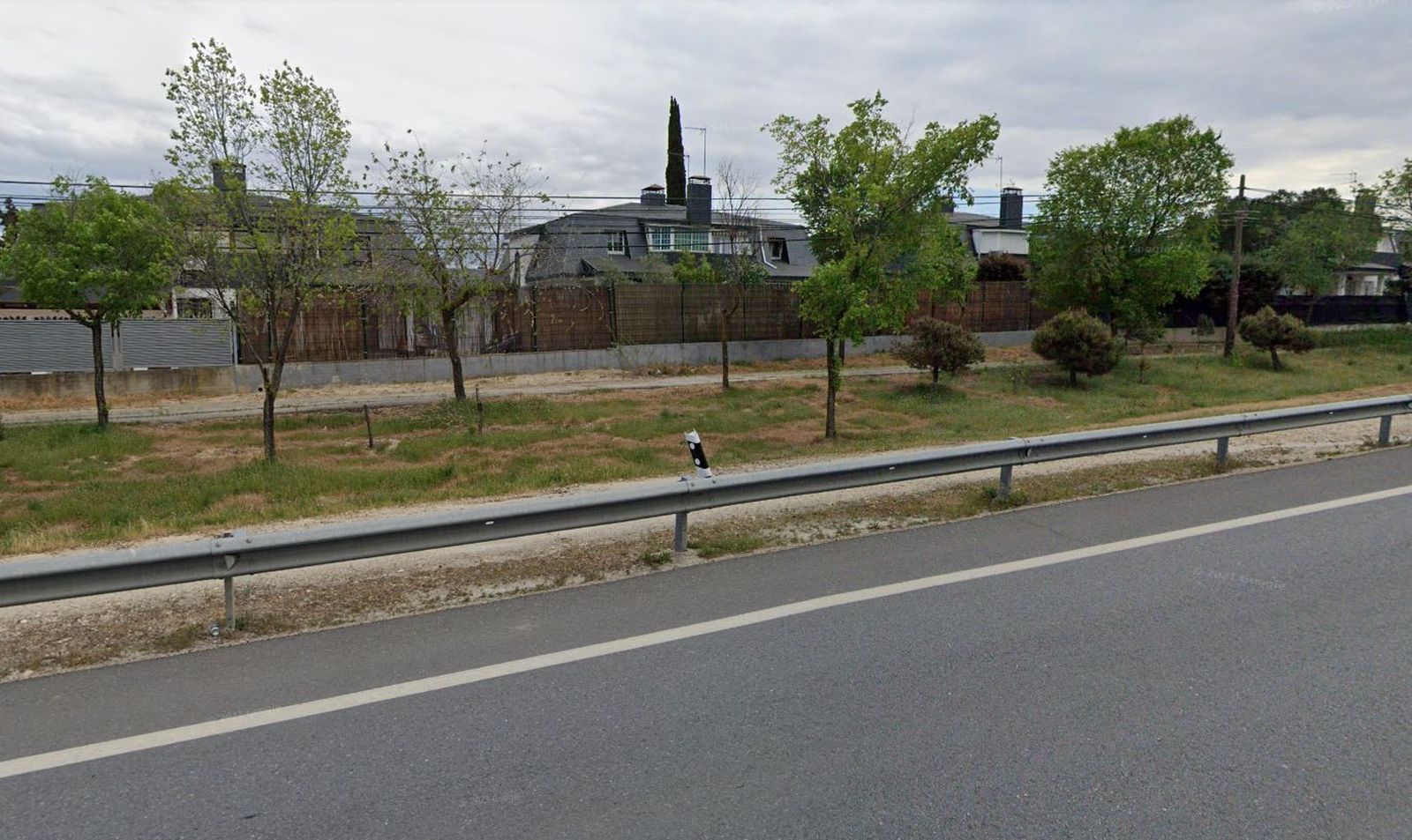 Viviendas de Sevilla la Nueva junto a la M-600