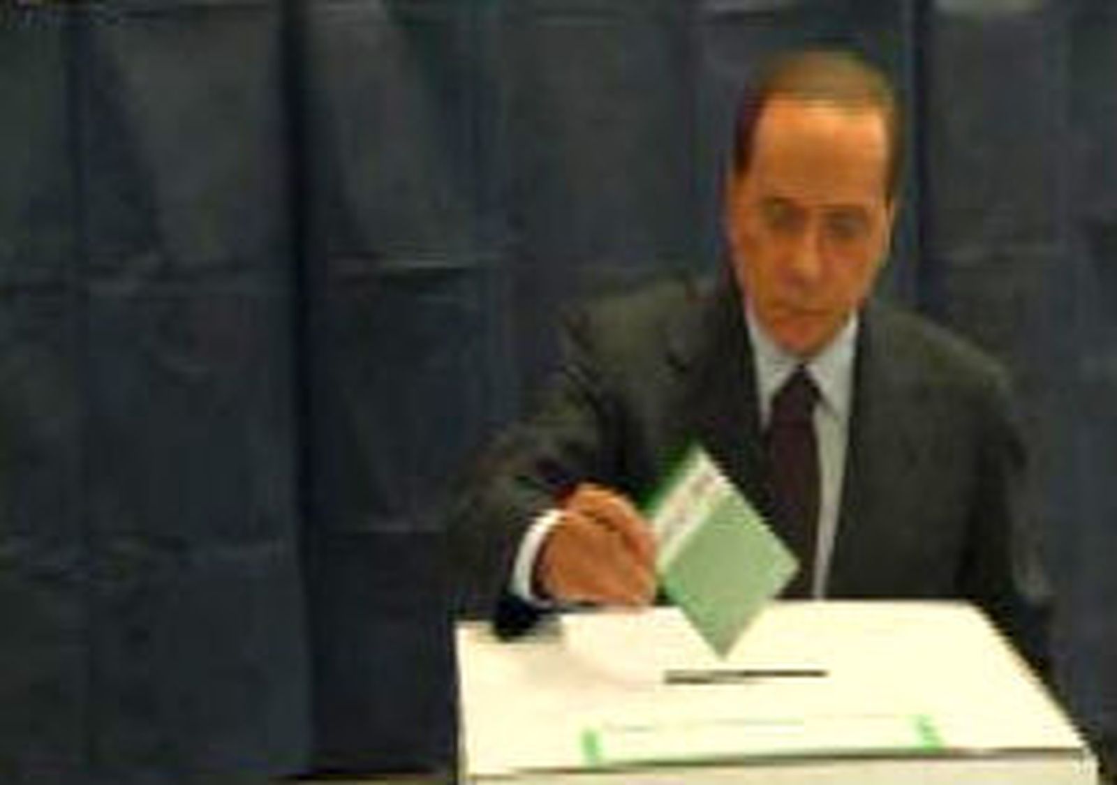 Ultimo día de elecciones municipales parciales en Italia, un test para Berlusconi