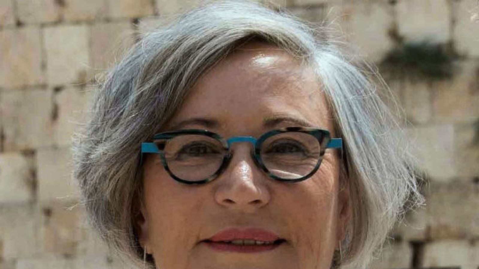 La directora ejecutiva de "Mujeres del Muro", Lesley Sachs, frente al Muro de las Lamentaciones