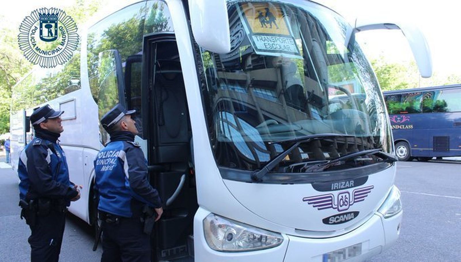 Control de la Policía Municipal de Madrid a un autobús escolar
