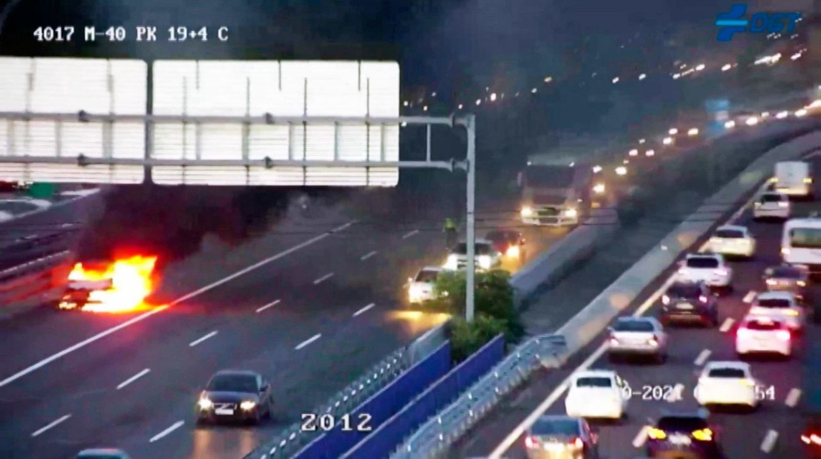 Hora punta complicada en la M-40 por el incendio de un coche a la altura de Mercamadrid