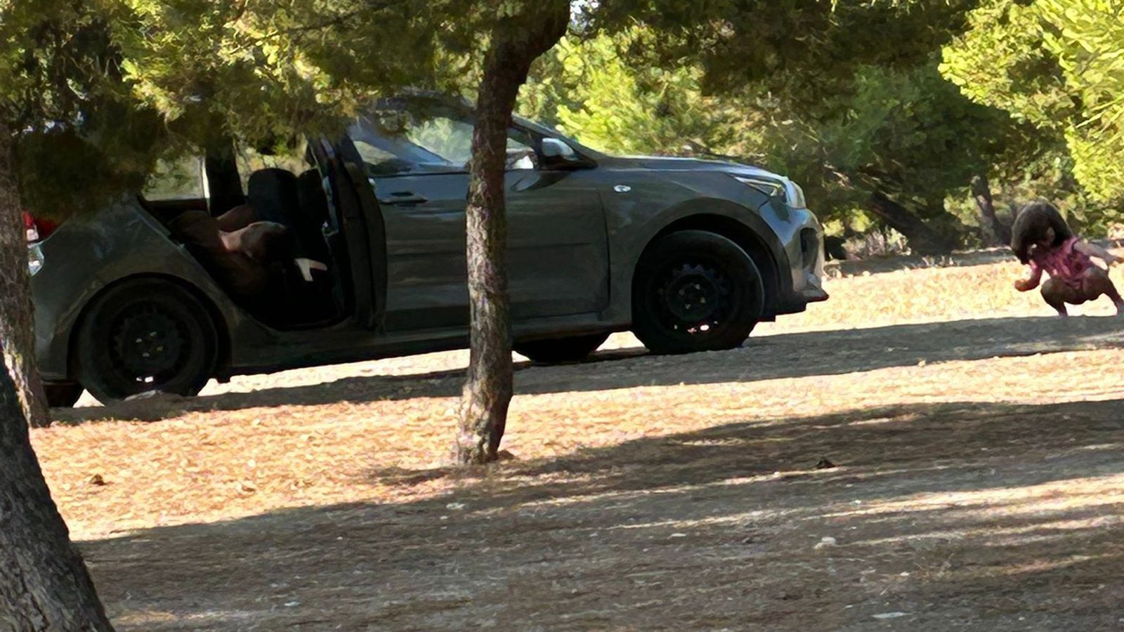 Hallan en Vallecas a una menor deambulando con sus padres drogados en un coche