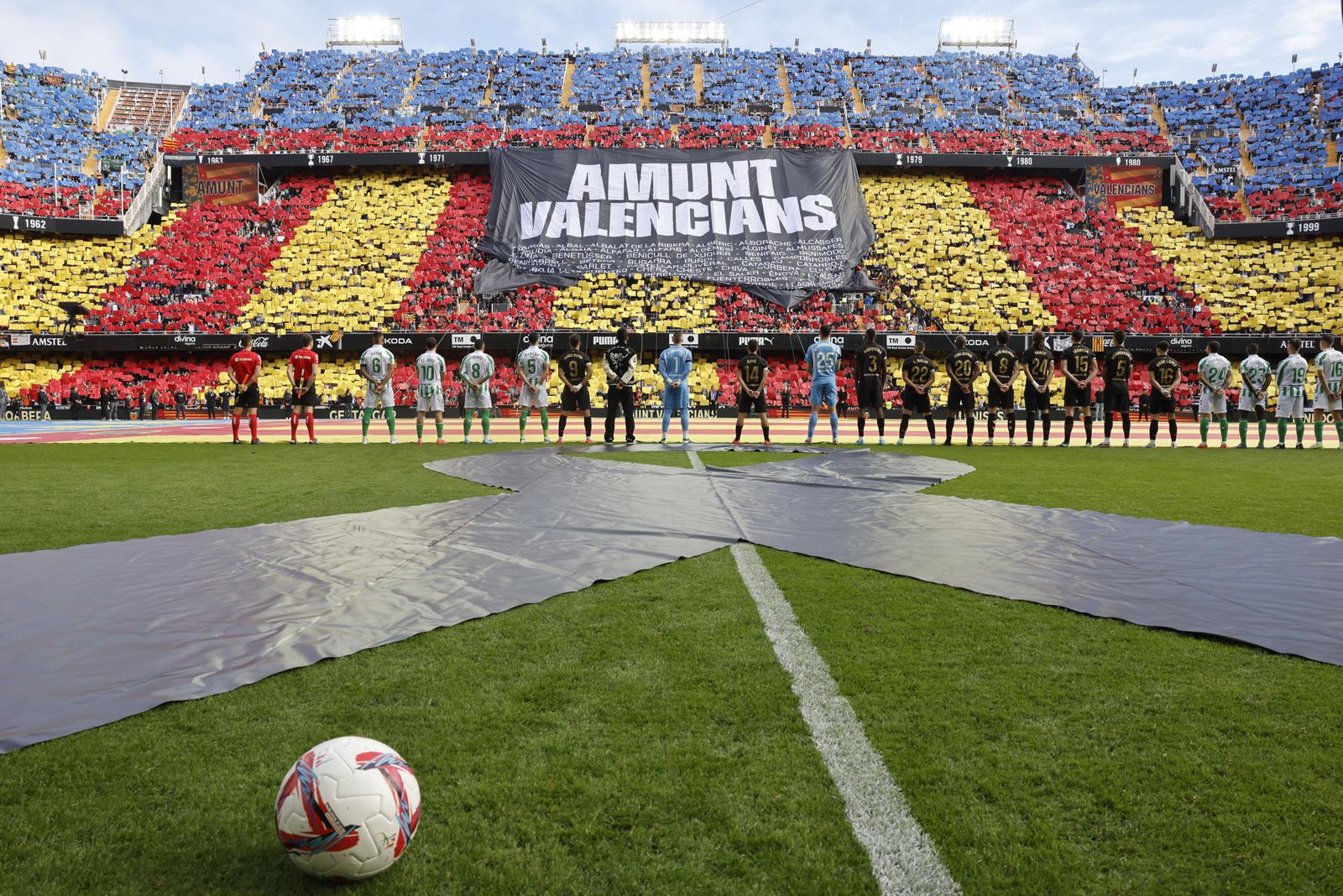Homenaje del Valencia a las víctimas de la DANA