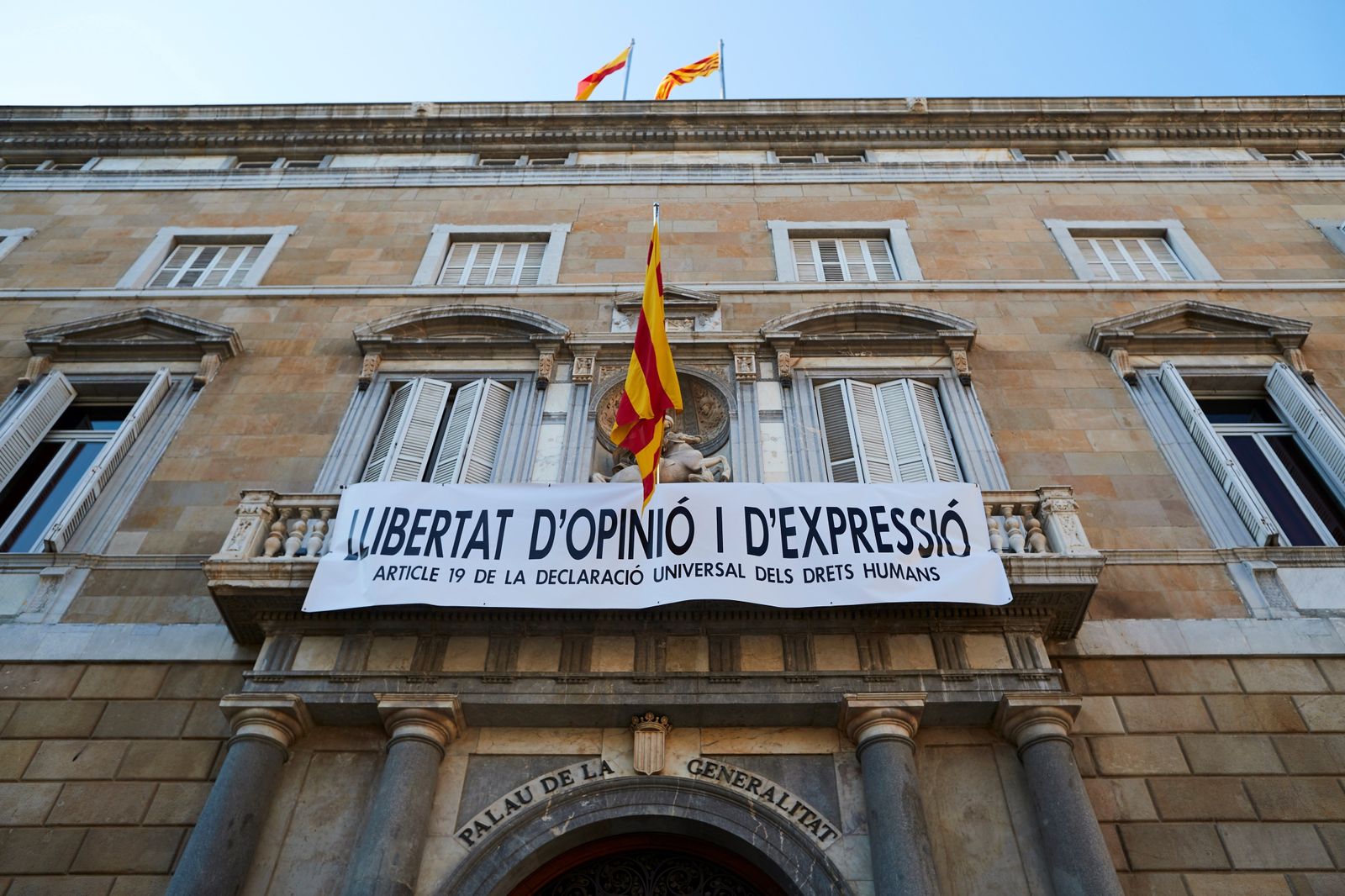 El presidente catalán, Quim Torra, ha decidido colgar una nueva pancarta en el balcón del Palau de la Generalitat, con el lema 'Libertad de opinión y expresión. Artículo 19 de la Declaración Universal de Derechos Humanos'.