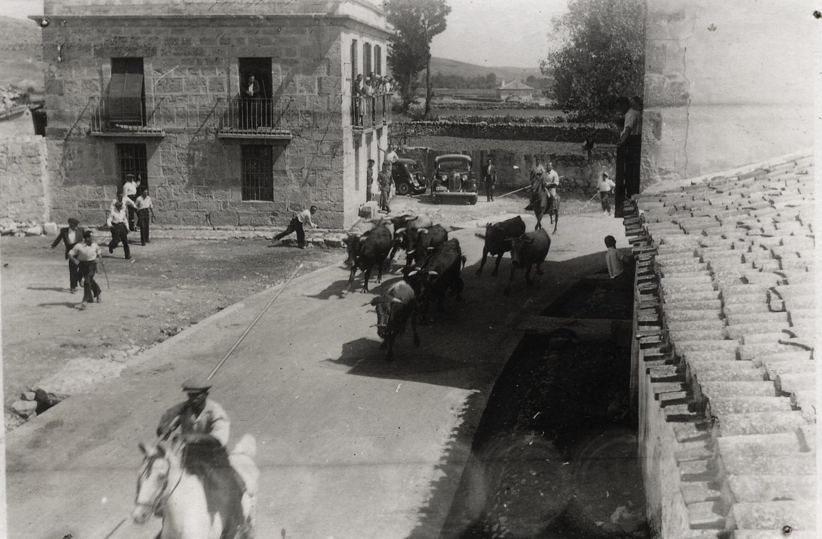 Imagen histórica del traslado de reses por las calles de Guadalix de la Sierra