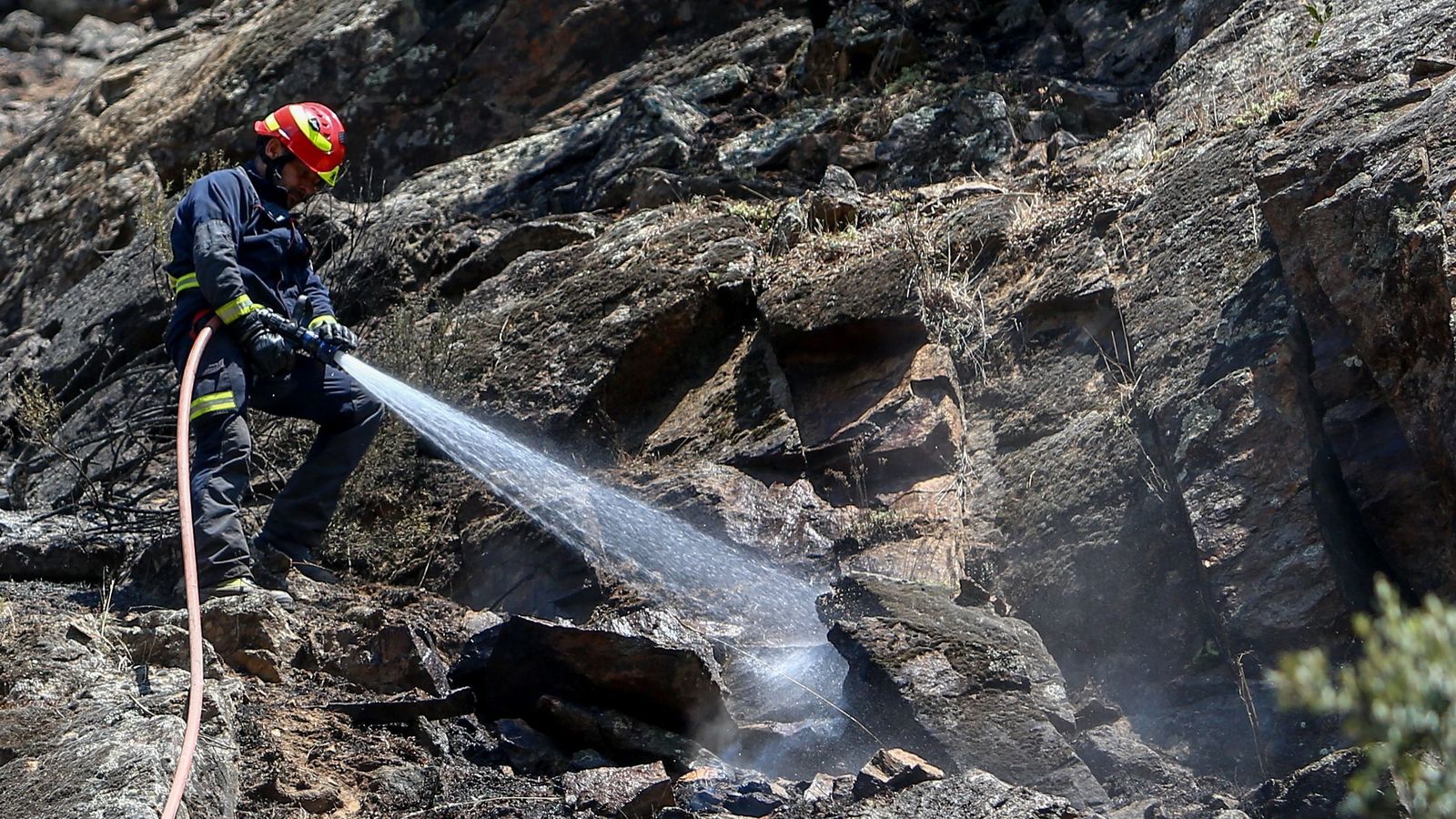 Un bombero trabaja en el entorno del Pantano de San Juan