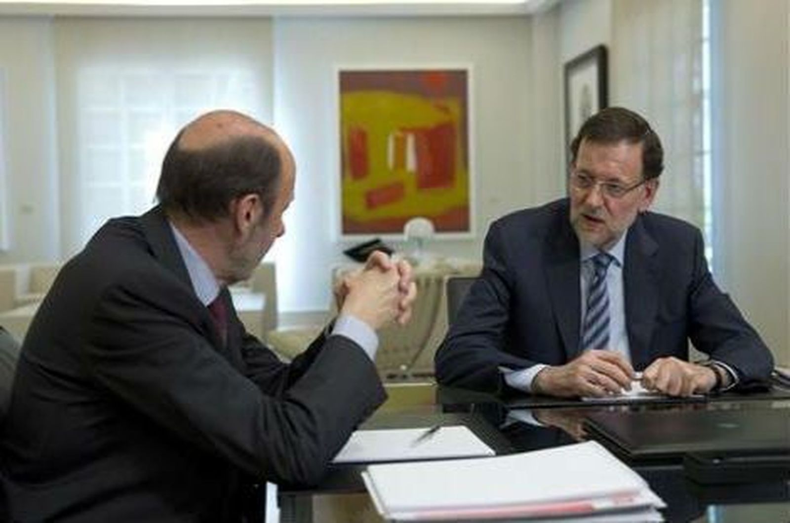 Rajoy y Rubalcaba escenifican en Moncloa su pacto europeo